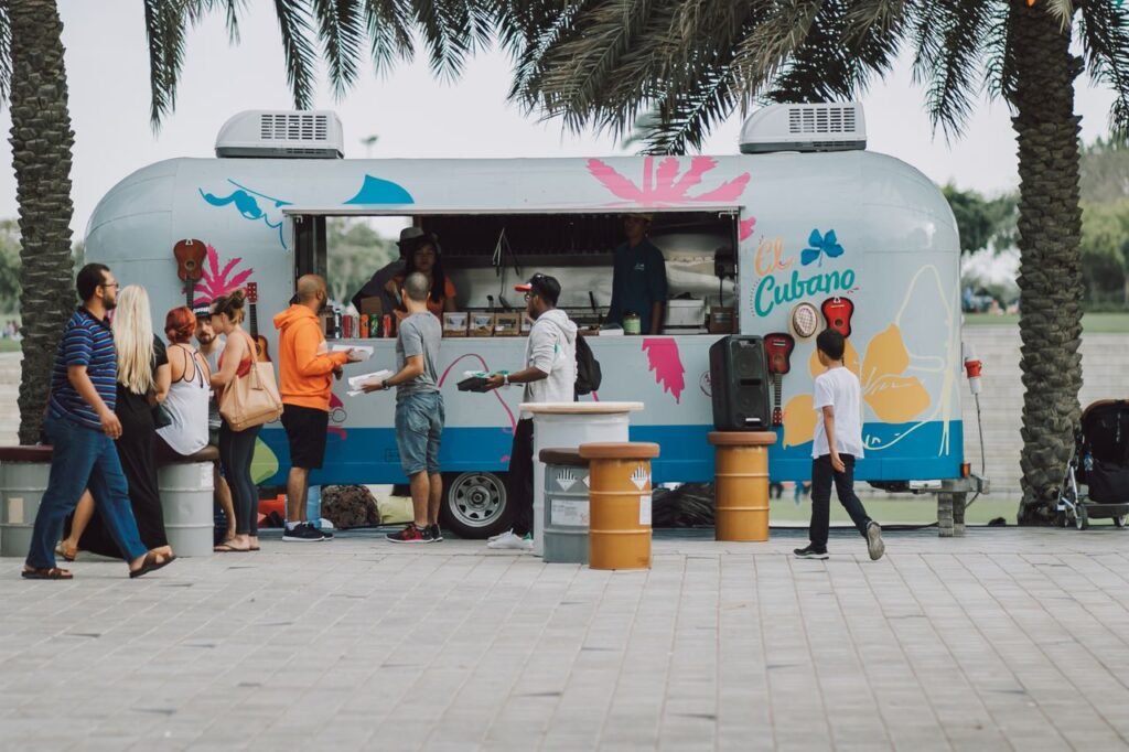 Clientes comprando en un food truck — placas temporales para vehículos comerciales