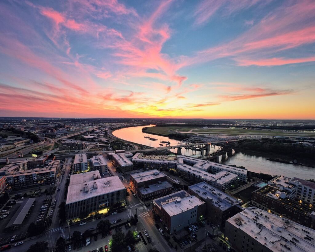 Vista aérea de Kansas City al amanecer - guía del recién llegado: una ciudad, dos estados (Missouri y Kansas) y tu primer carro