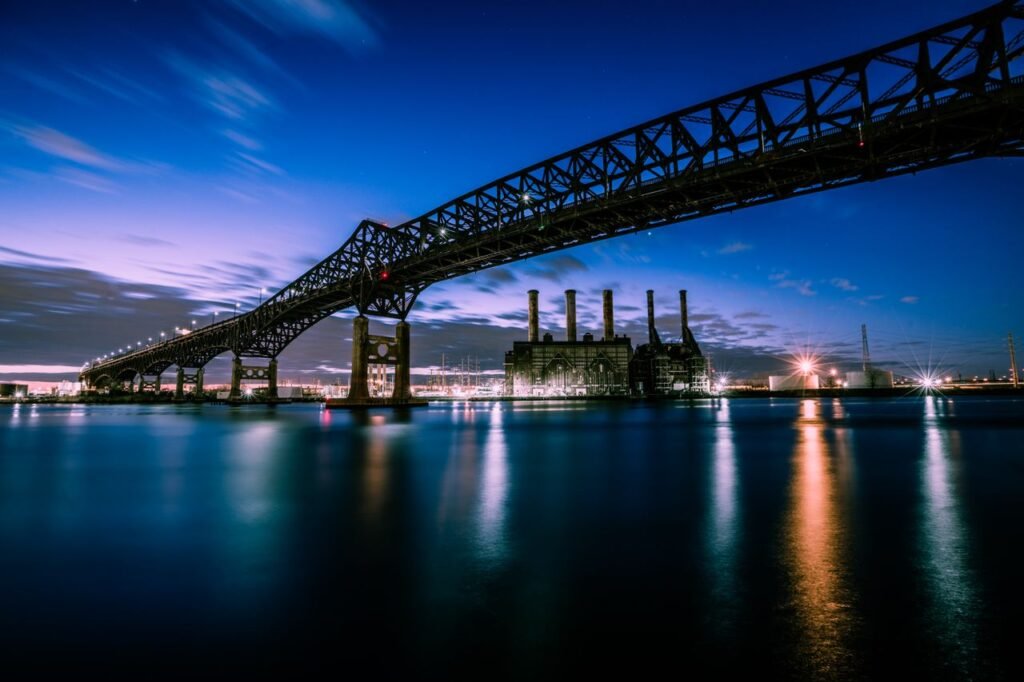 El Pulaski Skyway de noche entre Newark y Jersey City - guía del recién llegado a Nueva Jersey: 6 puntos de identificación, MVC y primer carro