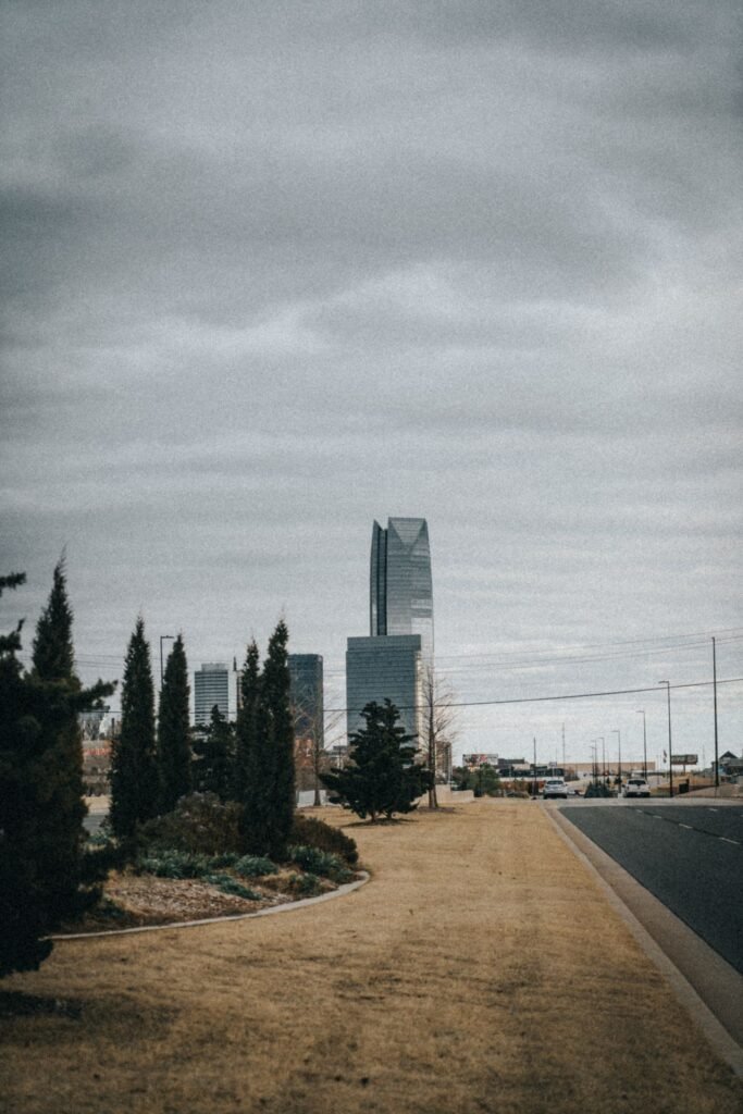 Parque del centro de Oklahoma City con la Devon Tower de fondo - guía del recién llegado: tag agents, registro por edad y PlatePay