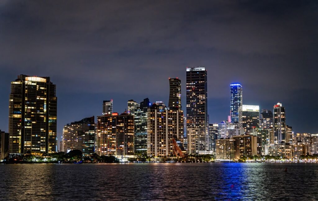 Skyline de Miami iluminado de noche - guía del recién llegado para comprar carro, título electrónico y placas en Florida