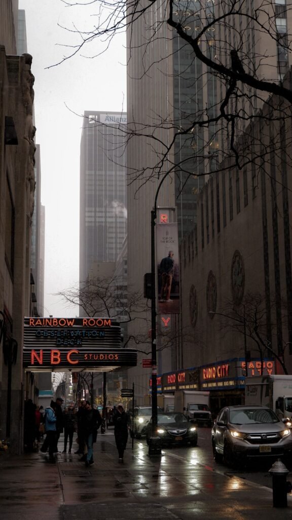 Tráfico en una calle de Midtown Manhattan en un día frío - guía del recién llegado a Nueva York: seguro, DMV y placas