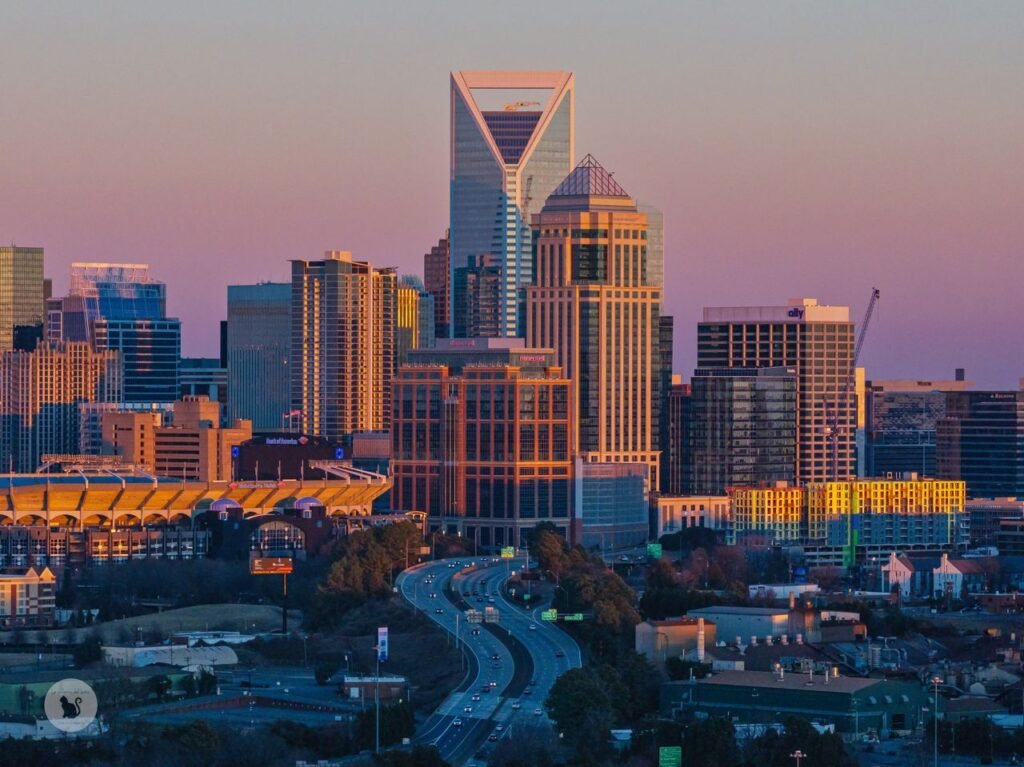 Skyline de Charlotte, Carolina del Norte, al atardecer - guía del recién llegado: título notariado, Highway Use Tax y primer carro