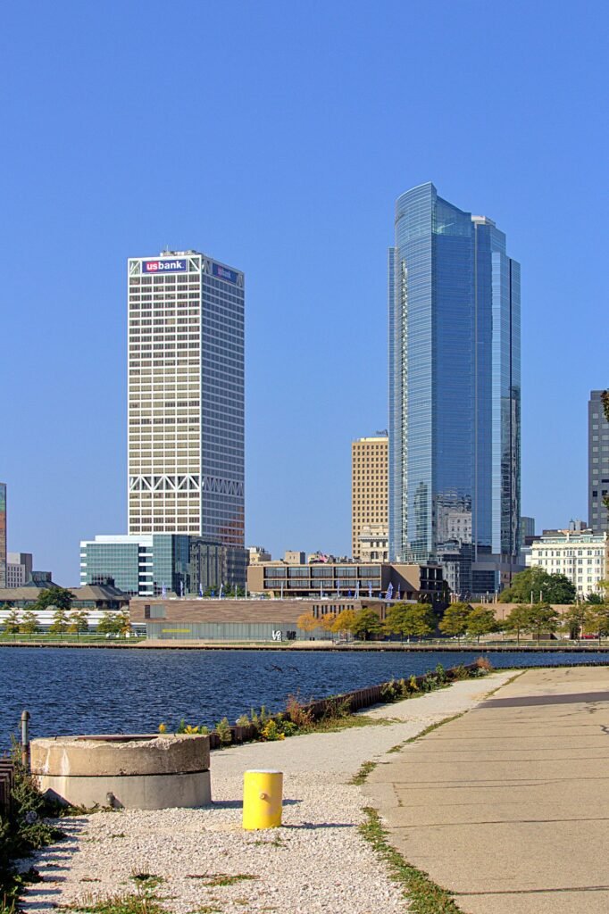 Skyline del centro de Milwaukee desde la orilla del lago Michigan - guía del recién llegado: 7.9%, wheel tax, emisiones y permiso de estacionamiento nocturno