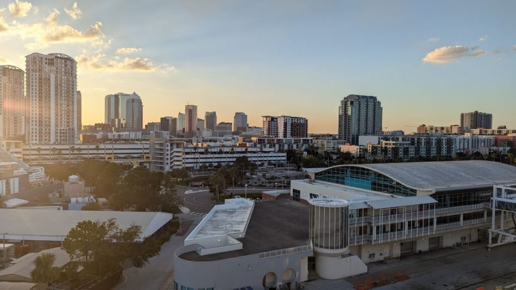 Skyline de Tampa, Florida, al atardecer - guía del recién llegado: carros de inundación tras los huracanes y registro en cuatro condados