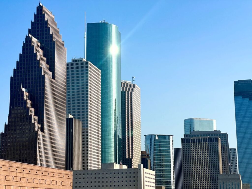 Rascacielos del centro de Houston bajo cielo despejado - guía del recién llegado para comprar carro y rodar legal en Texas