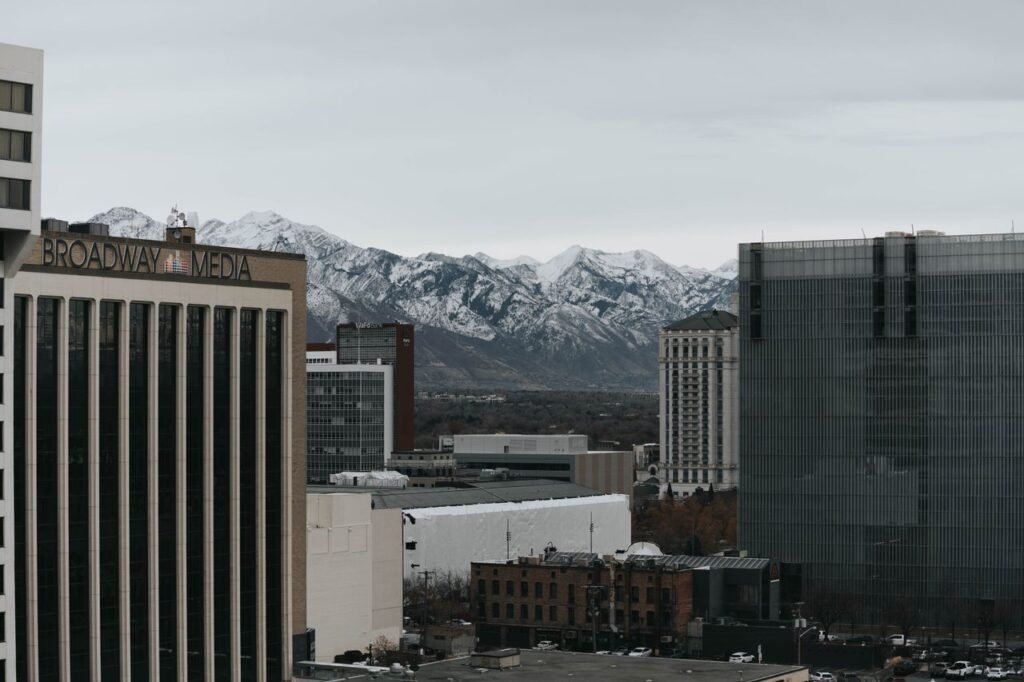 Skyline de Salt Lake City, Utah, con montañas nevadas de fondo - guía del recién llegado: primer carro, emisiones, Driving Privilege Card e invierno