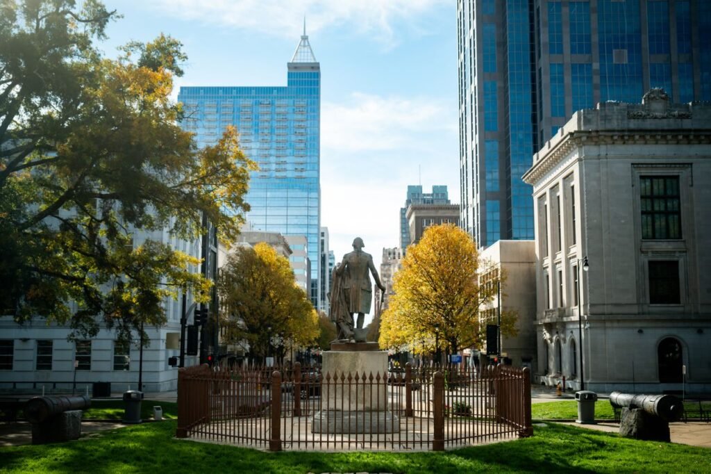 Monumento histórico y edificios del centro de Raleigh, Carolina del Norte - guía del recién llegado al Triángulo: primer carro, Tag & Tax y la 540