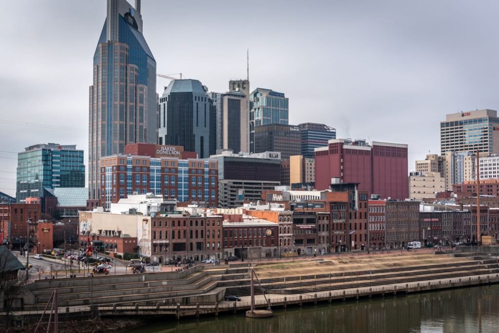 Skyline de Nashville, Tennessee, sobre el río Cumberland - guía del recién llegado: comprar carro en la Nolensville Pike y registrar con el County Clerk