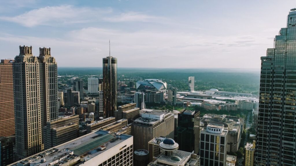 Vista aérea del skyline de Atlanta, Georgia, de día - guía del recién llegado: impuesto TAVT, 7 días de plazo y primer carro