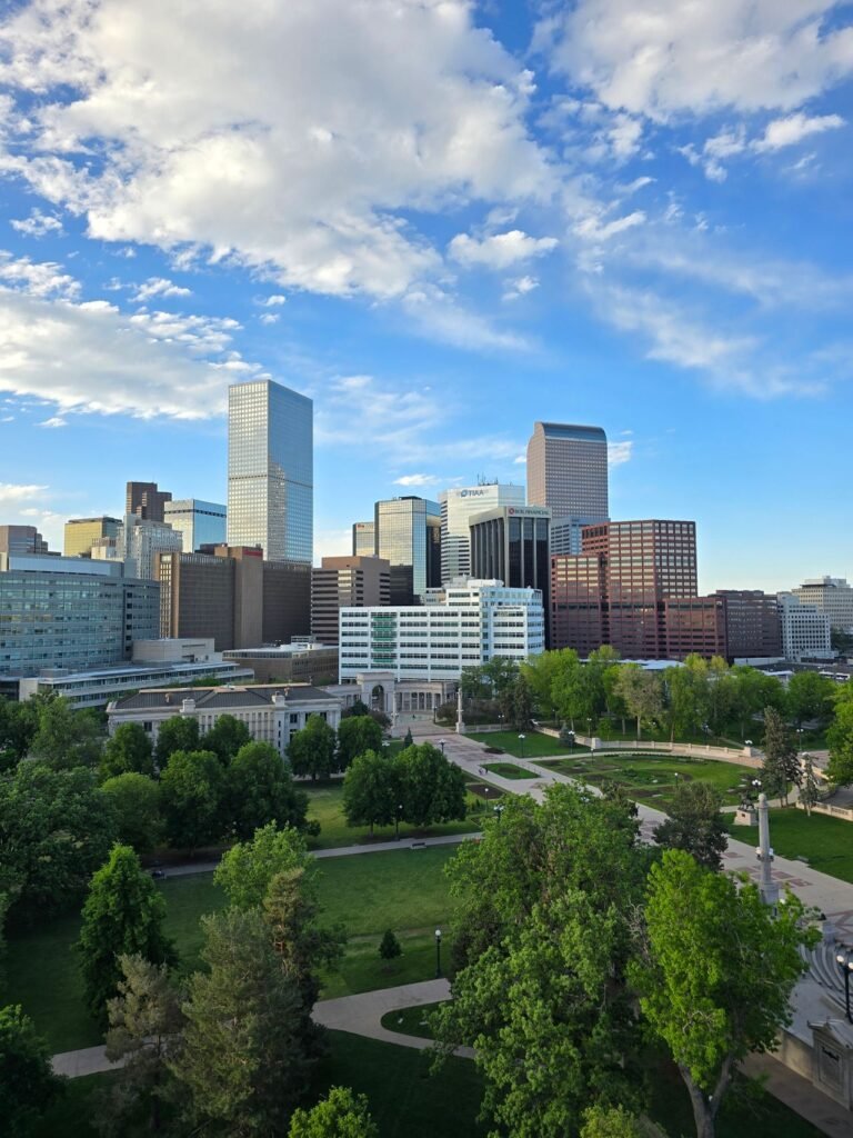 Vista aérea del centro de Denver, Colorado - guía del recién llegado: 60 días para registrar, emisiones del Front Range y primer carro
