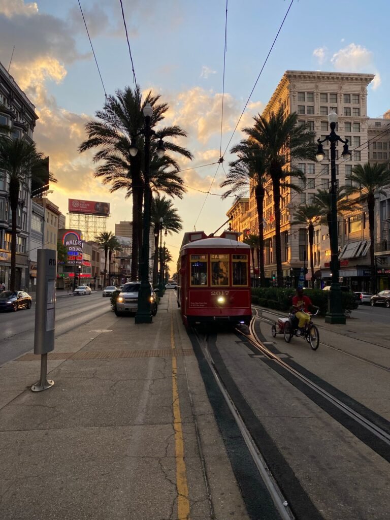 Tranvía histórico de Nueva Orleans al atardecer - guía del recién llegado: acto de venta ante notario, brake tag y carros de huracán