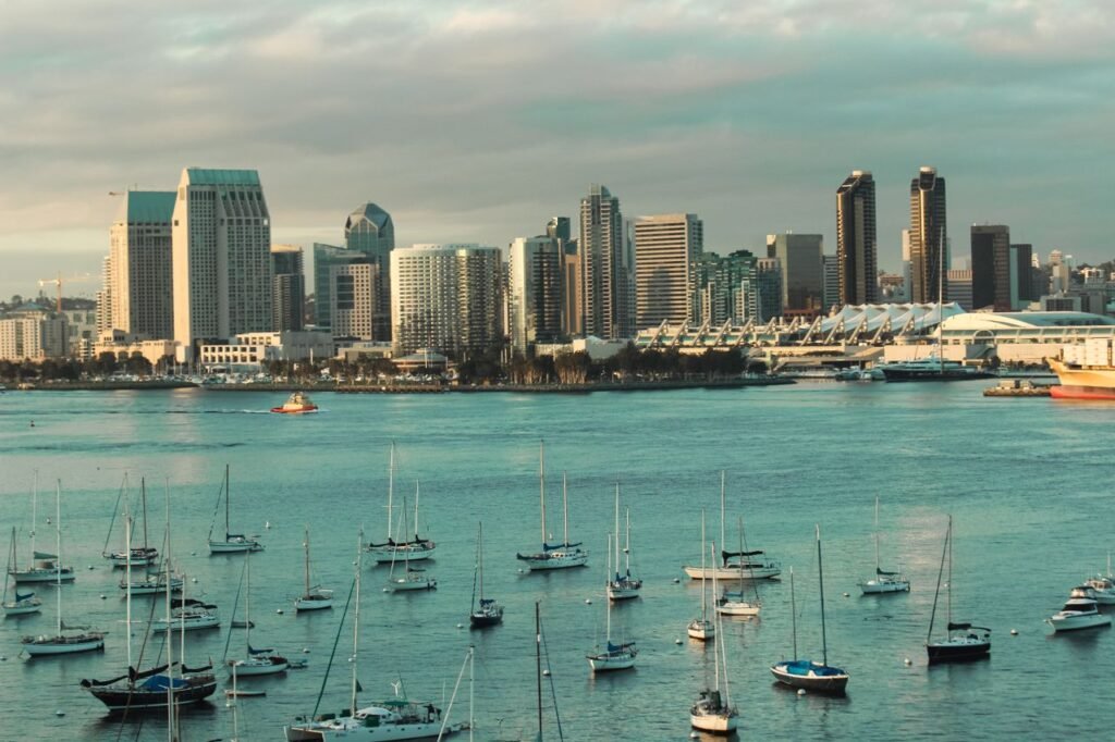 Skyline y puerto de San Diego, California - guía del recién llegado: el carro fronterizo de Tijuana, el DMV y el primer registro
