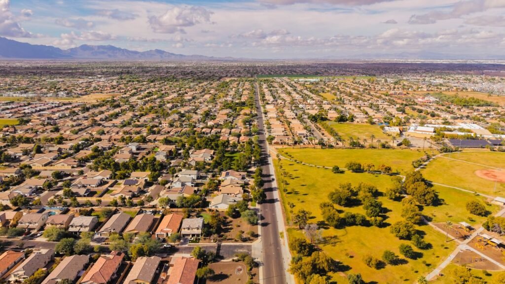 Vista aérea de un vecindario suburbano de Arizona - guía del recién llegado a Phoenix para comprar carro, MVD, VLT y emisiones