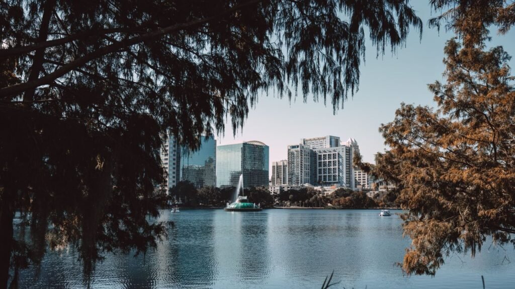 Skyline de Orlando, Florida, visto desde el lago Eola - guía del recién llegado: traer el carro de Puerto Rico y registrarlo en Florida