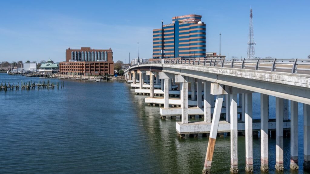 Puente y edificios frente al agua en Hampton Roads, Virginia - guía del recién llegado a Norfolk y Virginia Beach: primer carro, inspección y túneles