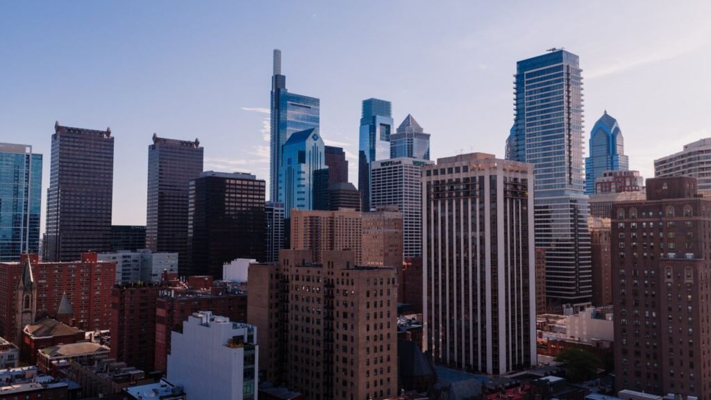 Skyline de Filadelfia, Pensilvania, de día - guía del recién llegado: traspaso ante agente de PennDOT, 8% de impuesto y primer carro