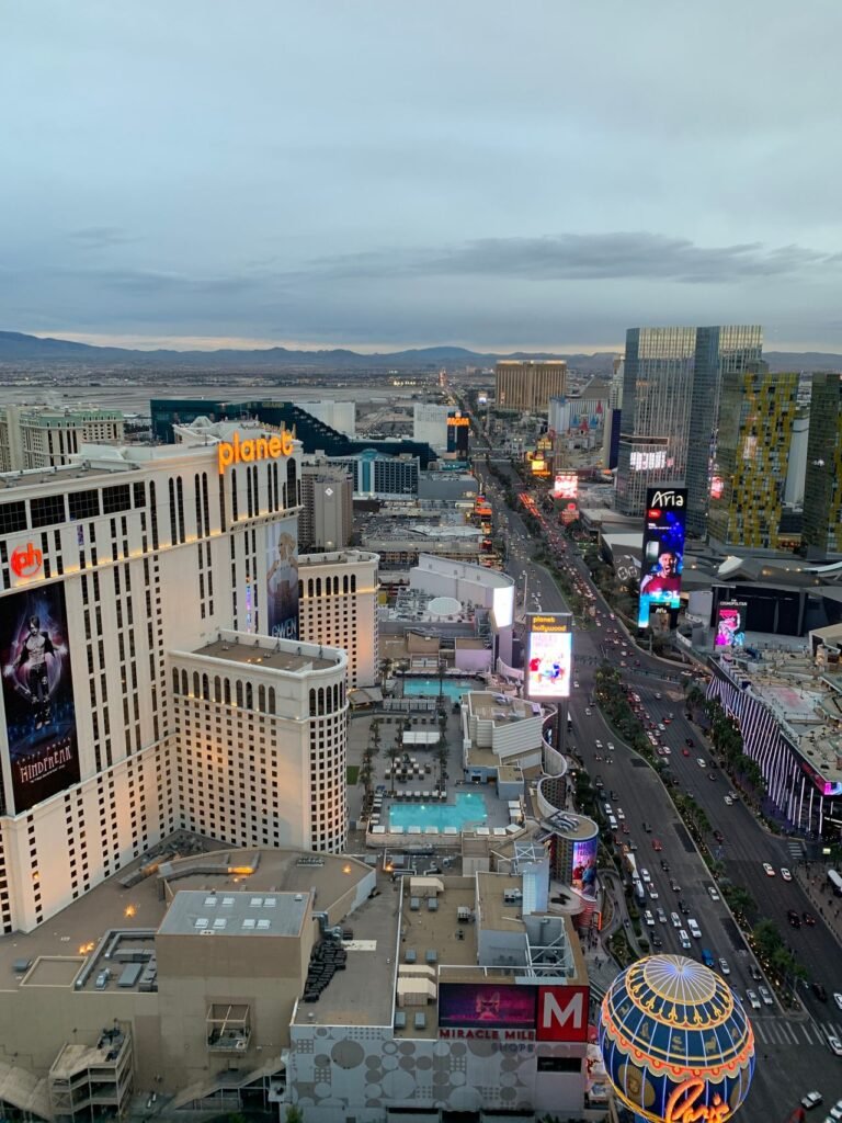 Vista aérea del Strip de Las Vegas al anochecer - guía del recién llegado para comprar carro, DMV de Nevada y smog de Clark