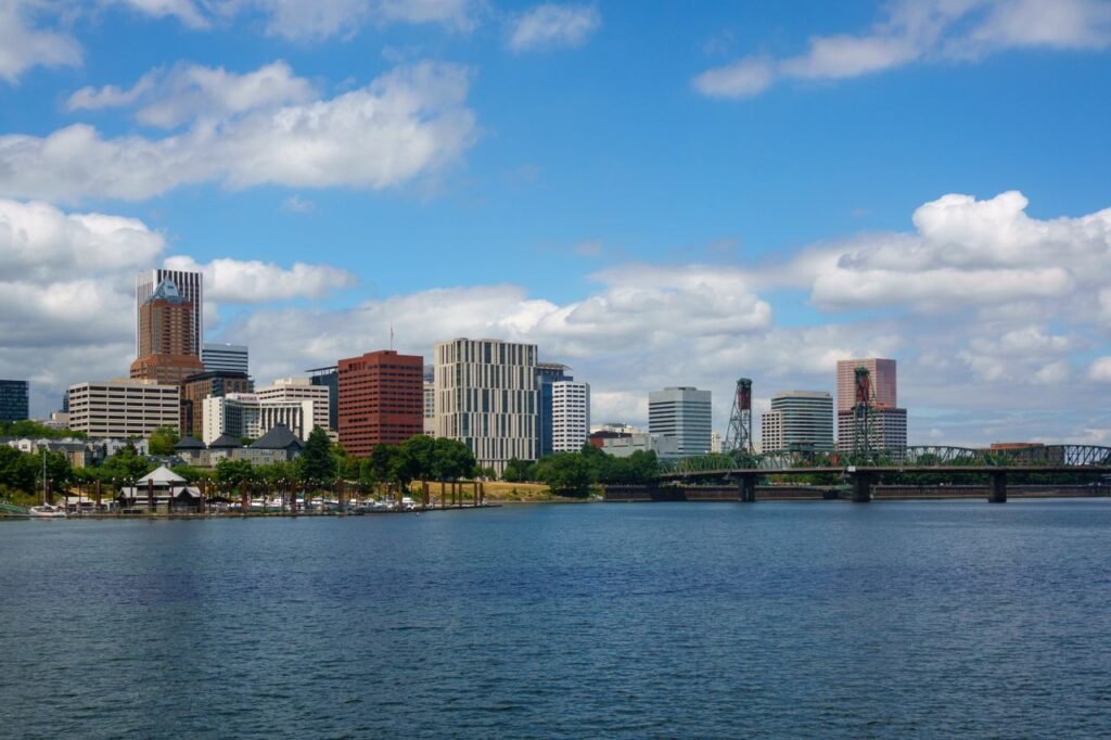 Skyline de Portland, Oregón, con el puente Hawthorne - guía del recién llegado: sin impuesto de venta, prueba DEQ y placas que se quedan con el carro