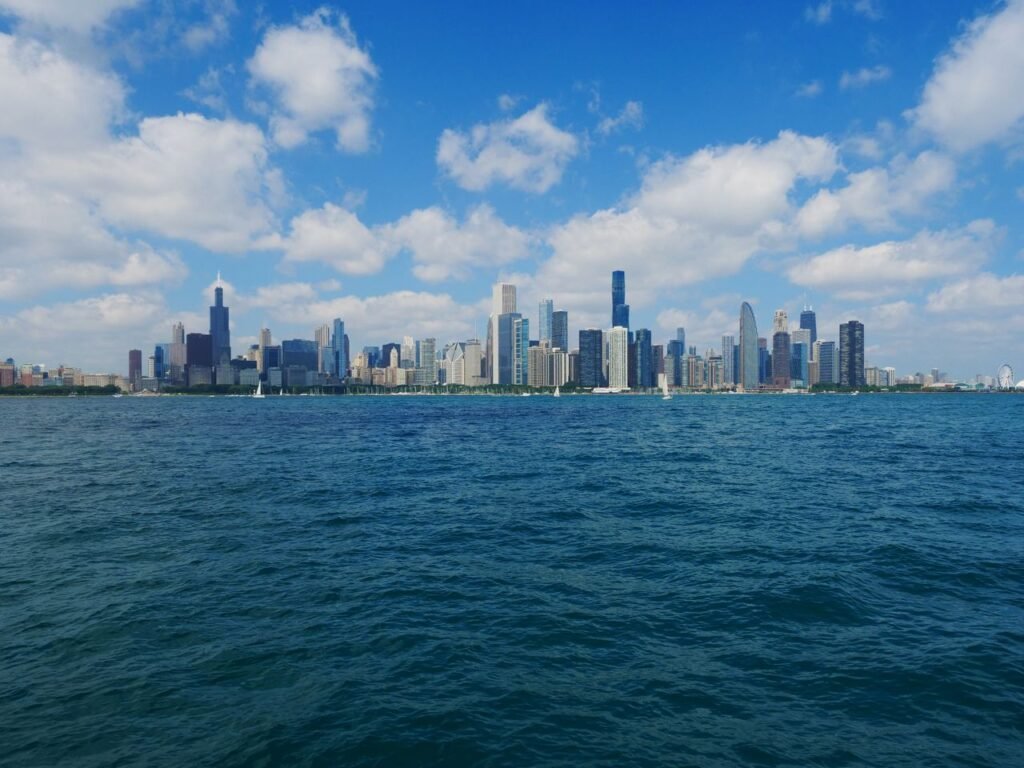 Skyline de Chicago sobre el lago Michigan - guía del recién llegado para comprar su primer carro, City Sticker y placas en Illinois