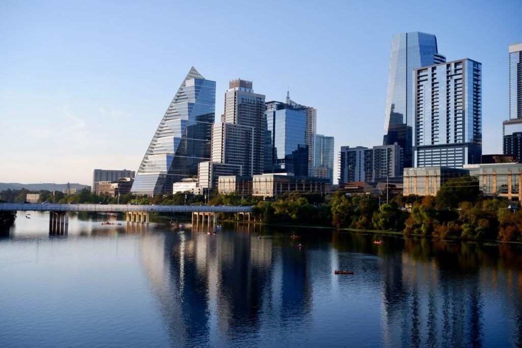 Skyline de Austin, Texas, reflejado en Lady Bird Lake - guía del recién llegado: comprar carro, registro en Travis y peajes