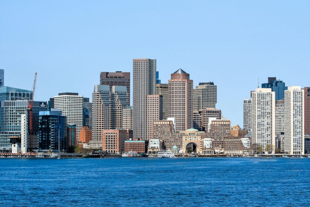 Skyline de Boston sobre el puerto - guía del recién llegado: primero el seguro, después el RMV, formulario RMV-1 e inspección en 7 días