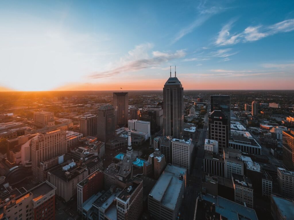 Vista aérea del centro de Indianápolis al atardecer - guía del recién llegado: 45 días para titular, BMV, 7% y excise anual