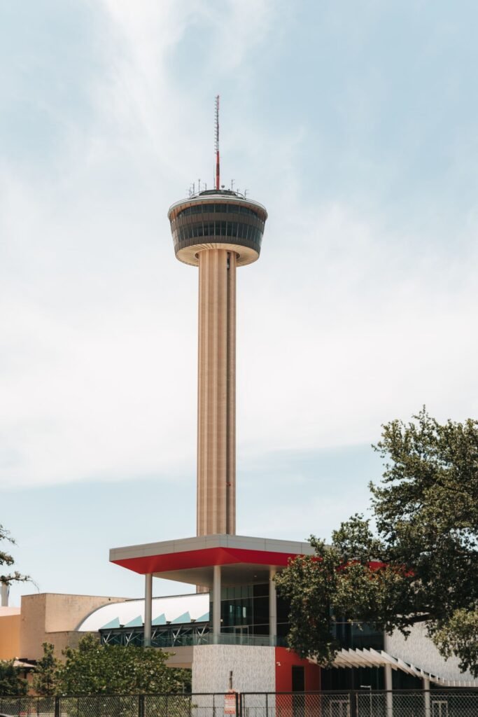 Vista de la Torre de las Américas en San Antonio, Texas - guía del recién llegado para su primer carro, placas de México y papeleo de Texas