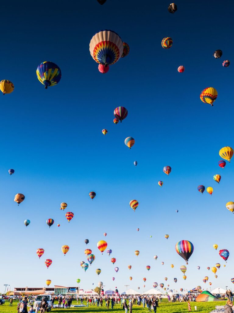 Globos aerostáticos sobre Albuquerque durante la Balloon Fiesta - guía del recién llegado: MVD de Nuevo México, 4% de impuesto y emisiones de Bernalillo